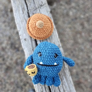 Monstruo de café de peluche a crochet: Decoración amigurumi kawaii hecha a mano