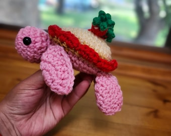 Amigurumi Schildkröte mit Erdbeer-Käsekuchenpanzer - Handgemachte Häkelschildkröte