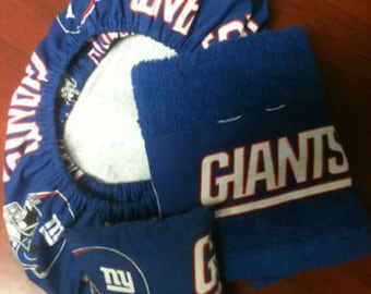Könnte beinhalten: Ein blauer und weißer Stoff-Sitzsack mit dem Logo der New York Giants und den Worten "Giants" und "NY". Der Sitzsack wird mit einem blauen Handtuch mit den Worten "Giants" in Weiß geliefert.