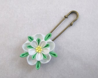 Yorkshire Rose Scarf Pin / White Rose / Tsumami Zaiku / Textile Art Jewellery