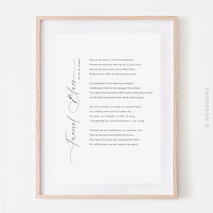 Könnte beinhalten: Gerahmter Druck des Gedichts "Funeral Blues" von W. H. Auden. Das Gedicht wird in einem minimalistischen Layout mit klarer Typografie präsentiert. Der Titel ist in einer Schreibschrift. Der Druck befindet sich in einem hellen Holzrahmen.