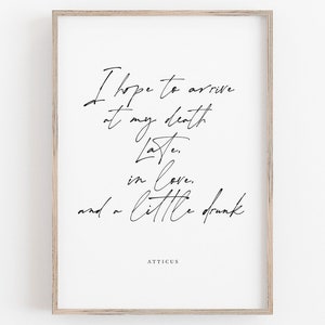 Puede incluir: Impresión tipográfica en blanco y negro con la cita "Espero llegar a mi muerte tarde, enamorado y un poco borracho." La cita se atribuye a Atticus.