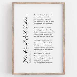 Könnte beinhalten: Gerahmter Druck von Robert Frosts Gedicht "The Road Not Taken". Der Text ist in schwarzer Schrift auf weißem Hintergrund, der Titel ist vertikal links ausgerichtet. Der Rahmen ist hellbraun.