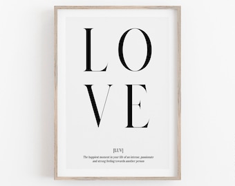 Könnte beinhalten: Schwarz-weißes Typografie-Druckbild mit dem Wort "LOVE" in großen, fetten Buchstaben. Das Wort "LOVE" wird definiert als "der glücklichste Moment in Ihrem Leben eines intensiven, leidenschaftlichen und starken Gefühls gegenüber einer anderen Person."