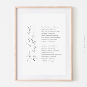 Könnte beinhalten: Gerahmter Druck des Gedichts „When I am dead, my dearest“ von Christina Rossetti. Der schwarze Text steht auf weißem Hintergrund, mit Titel und Autorennamen in Handschrift. Der Rahmen ist helles Holz.