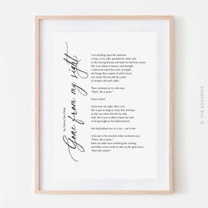Könnte beinhalten: Gerahmter Druck mit dem Gedicht "Gone from my sight" von Henry Van Dyke. Der Text in schwarzer Schrift befindet sich auf weißem Hintergrund, in einem hellen Holzrahmen. Das Gedicht beschreibt ein Schiff, das sich entfernt.