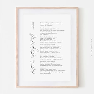 Könnte beinhalten: Gerahmter Druck mit dem Gedicht "Death is nothing at all" von Henry Scott-Holland. Der schwarze Text steht auf weißem Hintergrund, in einem Holzrahmen. Der Titel ist in Kursivschrift geschrieben.