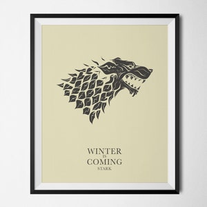 Puede incluir: Una ilustración en blanco y negro de una cabeza de lobo huargo con el texto "Winter is Coming Stark" sobre un fondo beige.