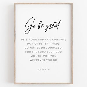 Puede incluir: Arte de pared imprimible en blanco y negro con una cita que dice "Go be great" y un versículo bíblico de Josué 1:9. La cita está escrita en cursiva.