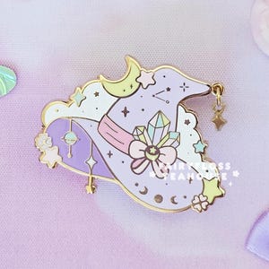 Emaille pin heksenhoed kristal | Esthetische kosmische heksenlab-heksenhoedspeld | Dangly 2-delige sterbedelpin | Pastelkleurige celestial heksenhoedenspeld UK