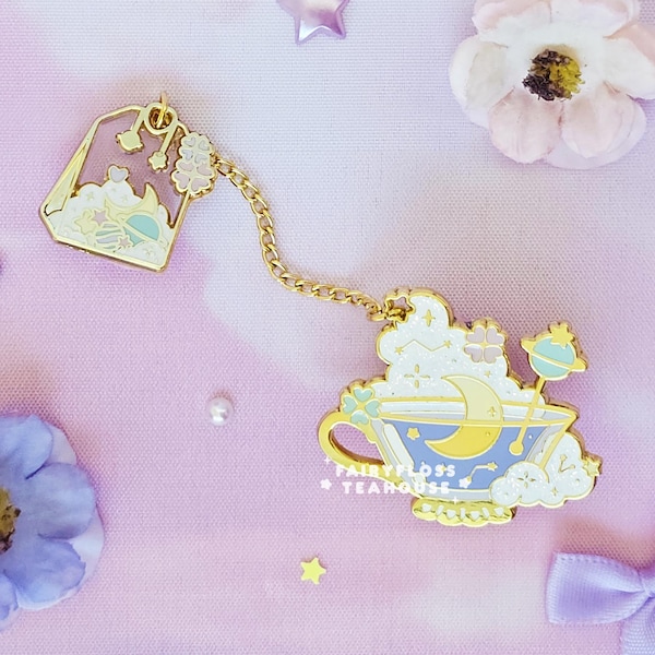 Broszka emaliowana z herbatą księżycową czarownic | Broszka emaliowana z herbatą czarownic Cosmic Witch Lab | Broszka emaliowana z 2-częściowym łańcuszkiem | Broszka emaliowana z łańcuszkiem w kształcie torebki herbaty