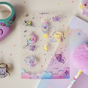 Feuille d'autocollants Fuwa Renard dans l'espace | Feuilles d'autocollants célestes | Petit autocollant mignon de renard | Stickers renard mauve | Pack d'autocollants transparents Royaume-Uni