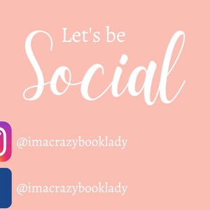 K&ouml;nnte beinhalten: Rosafarbener Hintergrund mit dem Text "Let's be Social" in wei&szlig;er Kursivschrift. Unter dem Text befinden sich zwei Social-Media-Symbole: ein wei&szlig;es Instagram-Symbol mit einem rosa, orangefarbenen und violetten Farbverlauf und ein blaues Facebook-Symbol. Der Text "@imacrazybooklady" befindet sich unter jedem Symbol.