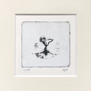 Puede incluir: Grabado en blanco y negro de la nariz de un perro, numerado 1/25 y firmado MP.