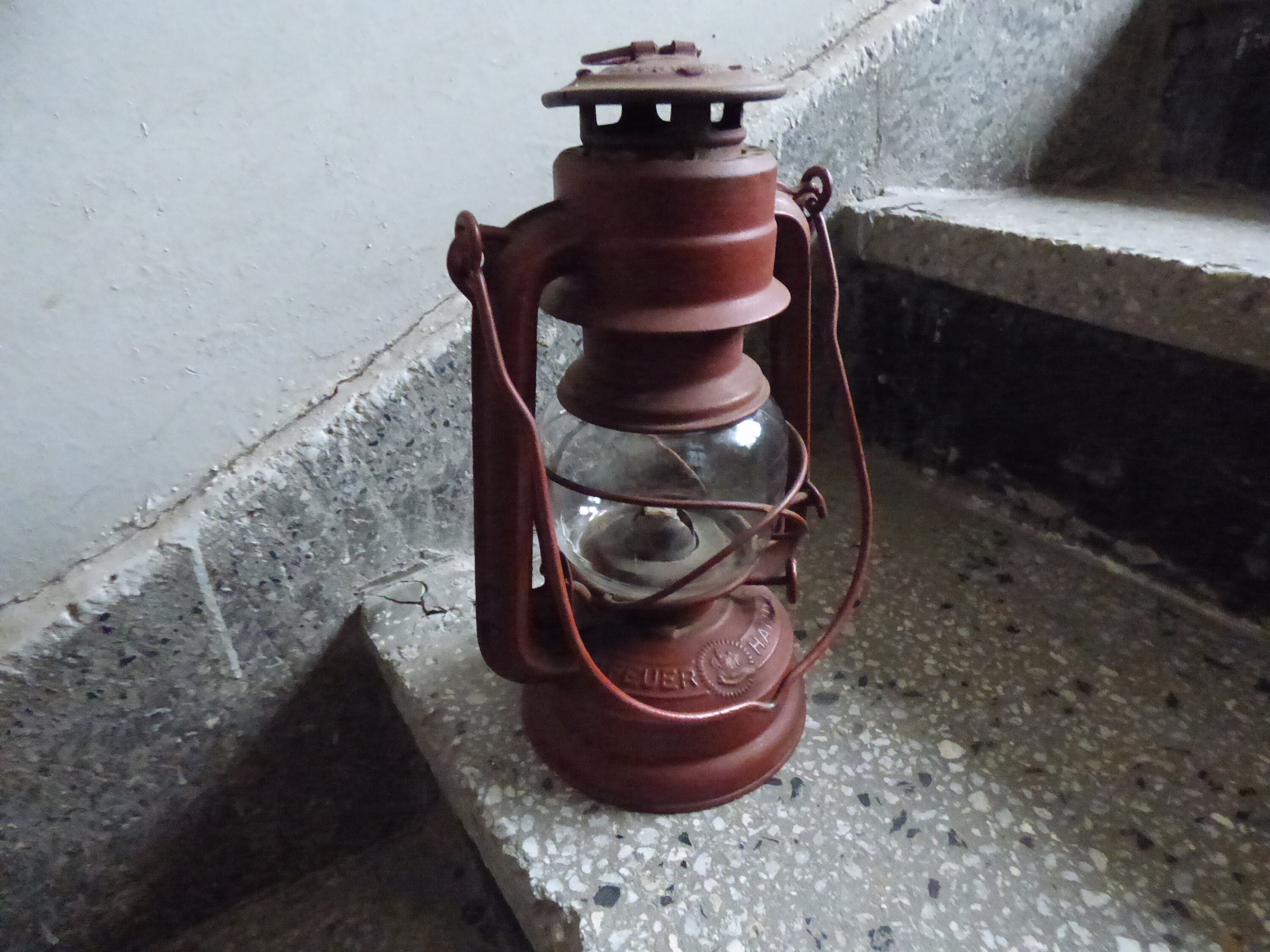 FEUERHAND 225 MEDIUM Early Light Red Version Lantern FEUERHAND 225 MEDIUM Early Light Red Version Lantern