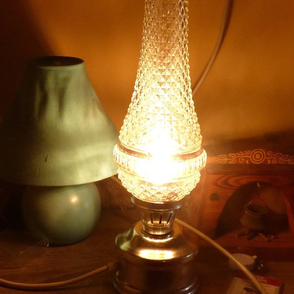 Vintage Tischlampe geprägtes Glas und Ghrome Stahl Modell einer Gaslampe cool seltene Tischlampe 1960