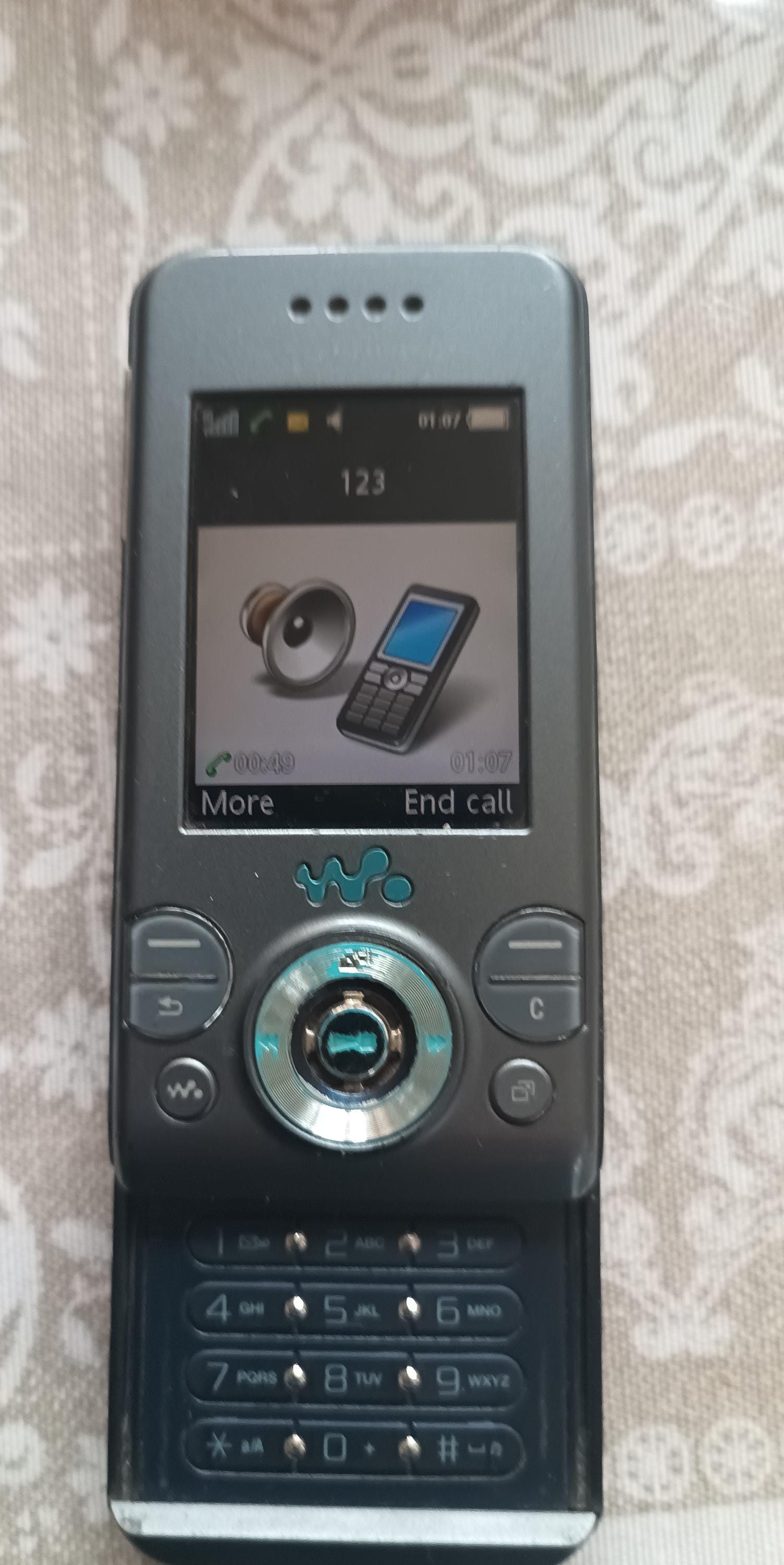 930.Sony Ericsson Z600 Silver-Blue Very Rare - For Collectors - Unlocked - N E W