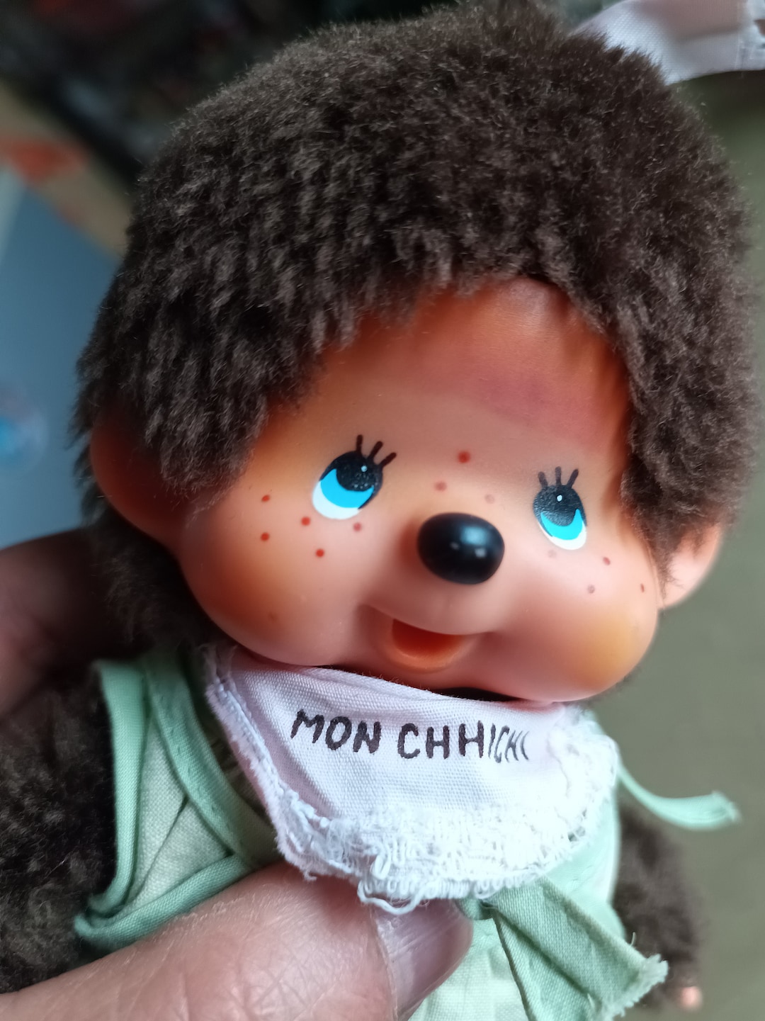 Monchhichi - Avec Son Adorable Sweat à Capuche Aux Couleurs Automnales Ce Monchhichi Est Prê