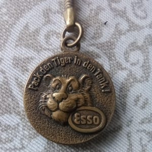 Vintage Esso keychain approx. Ø 2.5 cm pack den   tiger in den tank  ExxonMobil