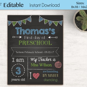 Op de afbeelding: Een afdrukbaar bord in krijtbord-stijl voor de eerste schooldag van een kind. Het bord is versierd met groene en blauwe vlaggetjes en heeft de naam "Thomas's" in blauwe tekst. Het bord bevat ook de tekst "First day of PRESCHOOL", "Nelson Primary School - 09.05.17", "I am 3 years old", "My Teacher is Miss Wilson", en "swimming I MY SISTER dancing".
