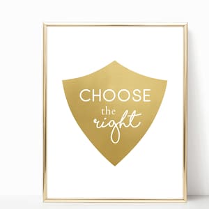 Puede incluir: Impresión dorada en forma de escudo con el texto "CHOOSE the right" en letras blancas.