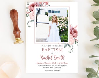 Puede incluir: Una invitación de bautismo con un diseño floral con rosas rosadas y vegetación. La invitación incluye una foto de una niña con un vestido blanco, el texto "PLEASE JOIN US FOR THE BAPTISM OF Rachel Smith", la fecha y hora del evento, la ubicación y la frase "Refreshments to follow".