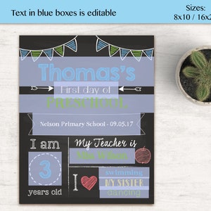 Op de afbeelding: Een afdrukbaar bord in krijtbord-stijl voor de eerste schooldag van een kind. Het bord is versierd met kleurrijke vlaggen en heeft een blauw vak voor de naam van het kind, "Thomas's". Het bord bevat ook een blauw vak voor de naam van de school, "Nelson Primary School", en de datum, "09.05.17". Het bord bevat ook een blauw vak voor de leeftijd van het kind, "3 jaar oud", en een blauw vak voor de naam van de leraar, "Ms. Wilson". Het bord bevat ook een blauw vak voor de favoriete activiteiten van het kind, "zwemmen" en "dansen".