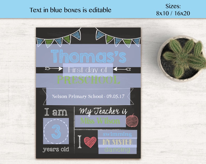 Op de afbeelding: Een afdrukbaar bord in krijtbord-stijl voor de eerste schooldag van een kind. Het bord is versierd met kleurrijke vlaggen en heeft een blauw vak voor de naam van het kind, "Thomas's". Het bord bevat ook een blauw vak voor de naam van de school, "Nelson Primary School", en de datum, "09.05.17". Het bord bevat ook een blauw vak voor de leeftijd van het kind, "3 jaar oud", en een blauw vak voor de naam van de leraar, "Ms. Wilson". Het bord bevat ook een blauw vak voor de favoriete activiteiten van het kind, "zwemmen" en "dansen".