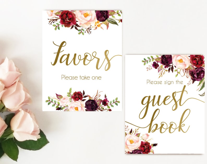 K&ouml;nnte beinhalten: Zwei druckbare Schilder mit burgunderroten und blushfarbenen Blumendesigns und goldener Kalligrafie. Das erste Schild lautet "Favors" und "Please take one". Das zweite Schild lautet "Please sign the guest book".