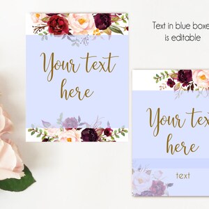 K&ouml;nnte beinhalten: Zwei druckbare Schilder mit einem floralen Rand in den Farben Burgunderrot, Rosa und Gr&uuml;n. Der Text auf den Schildern lautet "Ihr Text hier" in goldenen Buchstaben.