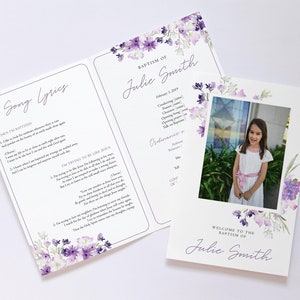 Peut inclure: Un design floral violet et blanc avec une photo d'une jeune fille en robe blanche et une ceinture violette. Le texte "Bienvenue au baptême de Julie Smith" est en bas de la carte.