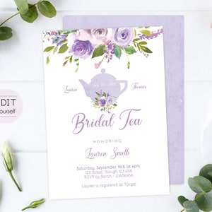 Peut inclure: Invitation de fête prénuptiale florale violette avec une silhouette de théière et le texte "Bridal Tea" et "Honoring Lauren Smith". L'invitation comprend la date, l'heure, l'adresse, les informations RSVP et les informations d'enregistrement.