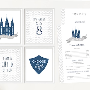 Op de afbeelding: Een set met printbare wandkunst voor een doop of doop. De prints hebben een blauw en wit chevron-patroon met afbeeldingen van een kerk, een schild met de woorden "Kies het juiste" en de tekst "Ik ben een kind van God".