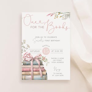 K&ouml;nnte beinhalten: Eine rosafarbene und wei&szlig;e Blumen-Einladung zu einem ersten Geburtstag. Die Einladung lautet "One for the Books" und enth&auml;lt den Namen "Sarah's" und das Datum "15. M&auml;rz".