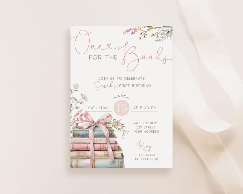K&ouml;nnte beinhalten: Eine rosafarbene und wei&szlig;e Blumen-Einladung zu einem ersten Geburtstag. Die Einladung lautet "One for the Books" und enth&auml;lt den Namen "Sarah's" und das Datum "15. M&auml;rz".