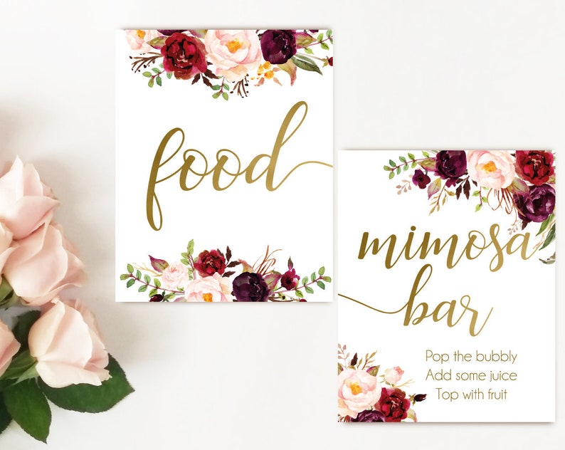K&ouml;nnte beinhalten: Zwei druckbare Schilder mit burgunderroten und blushfarbenen Blumendesigns. Das erste Schild sagt "food" in goldener Schrift. Das zweite Schild sagt "mimosa bar" in goldener Schrift und enth&auml;lt die Anweisungen: "Pop the bubbly, Add some juice, Top with fruit."