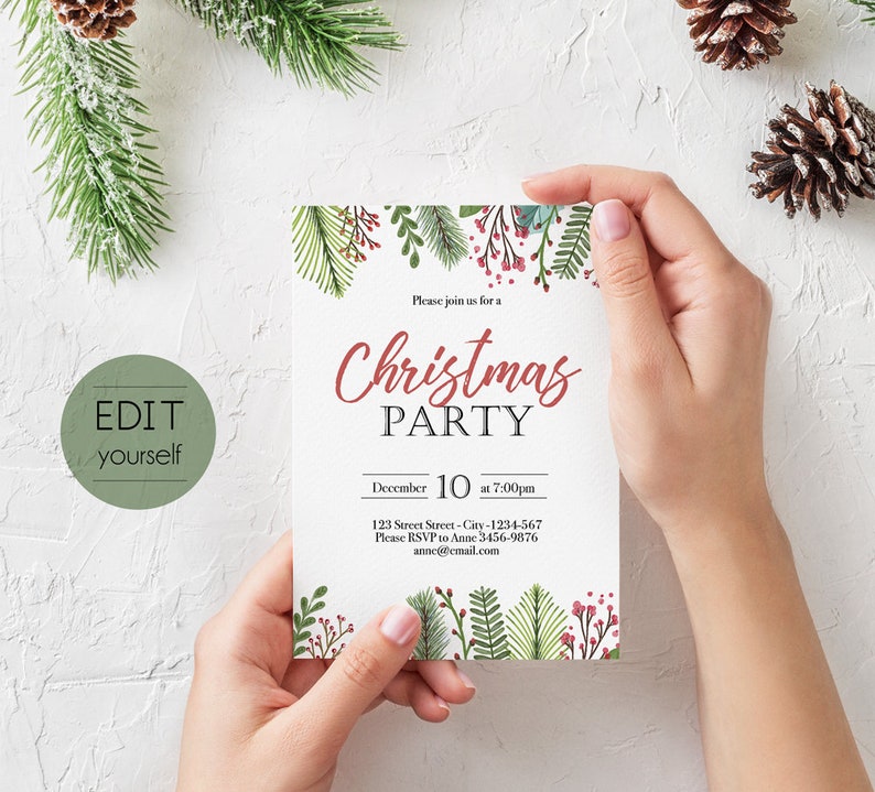 K&ouml;nnte beinhalten: Eine wei&szlig;e Weihnachtsfeier-Einladung mit gr&uuml;nen und roten Blumenillustrationen. Der Text lautet "Bitte schlie&szlig;en Sie sich uns zu einer Weihnachtsfeier an, am 10. Dezember um 19:00 Uhr, 123 Street Street - City - 1234-567, Bitte melden Sie sich bei Anne 3456-9876, anne@email.com".
