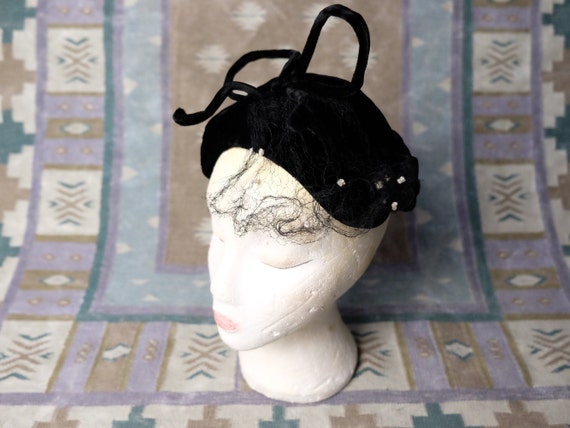 Vintage 1940s 1950s black velvet veiled hat wit bo
