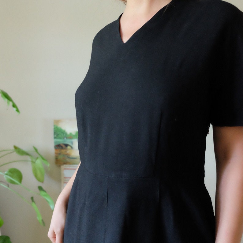 vintage 50s 60s black wool simple dress short sleeve v-neck sheath event prom dress medium