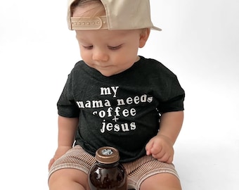 Grappig kindershirt – My Mama Needs Coffee + Jesus – grafisch T-shirt voor jongeren – christelijk kindershirt – cadeau voor moeders