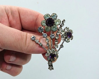 Broche floral vintage con diamantes de imitación transparentes y amatista. Sin firma. Joyería de fantasía en caja.