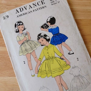Pode incluir: Um padrão de costura para um vestido em um esquema de cores amarelo, branco e azul. O padrão é da Advance American Pattern, tamanho 2, busto 21 polegadas. O padrão inclui instruções para fazer um vestido com uma saia que tem várias camadas.