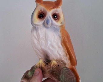 ヴィンテージ風手描き樹脂製フクロウの置物：リアルな木の丸太の装飾
