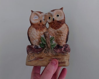 Vintage uilenbeeldje, vogelornament, bruine uil, keramische uil met kuiken, kerkuil, kitsch