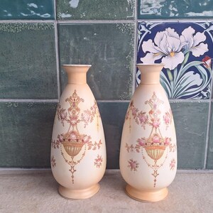 Paire de vases vintage Crown Devon Fieldings, décor floral en forme de lyre, style Art Déco, en céramique, Stoke-on-Trent, Angleterre, années 1930. Décoration de style cottage.