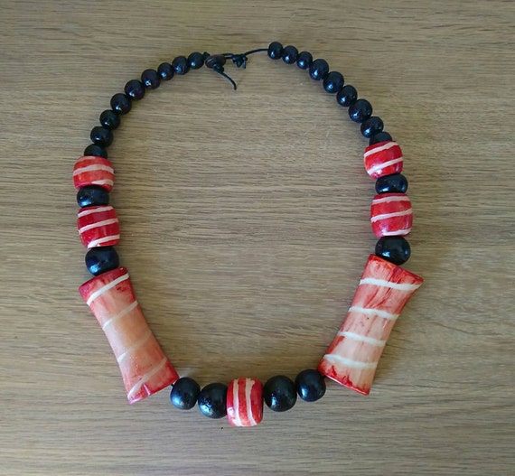 ヴィンテージのアフリカ部族風ネックレス、赤い牛骨と木材 - Etsy 日本