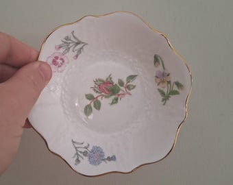 Plato Aynsley Wild Tudor con borde festoneado – Bol de porcelana fina con motivos florales y ribete dorado – Ideal para baño o tocador de estilo vintage – Fabricado en Inglaterra