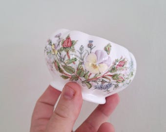 Aynsley Wild Tudor geschenkkom/suikerkom van fijn porselein – bloemenmotief, handgemaakt in Engeland, verzamelobject voor in huis.