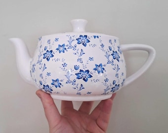 Blau-weiß geblümte Keramik-Teekanne im Vintage-Stil - charmantes Landhaus-Küchendekor - Klassiker und Sammlerstück