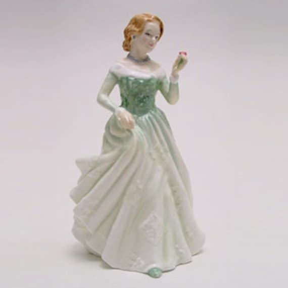 Grace HN3699 – Royal Doulton Figurine Porcelain Statue Pretty Lady